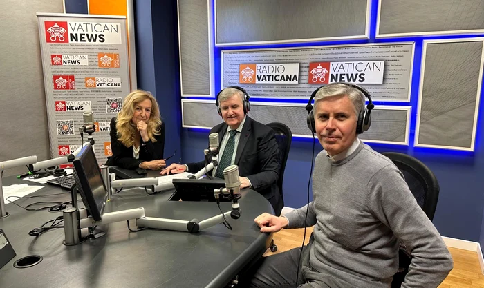 Preotul Adrian Dancă (prim-plan) și colegi de la Radio Vatican. FOTO: Arhivă personală