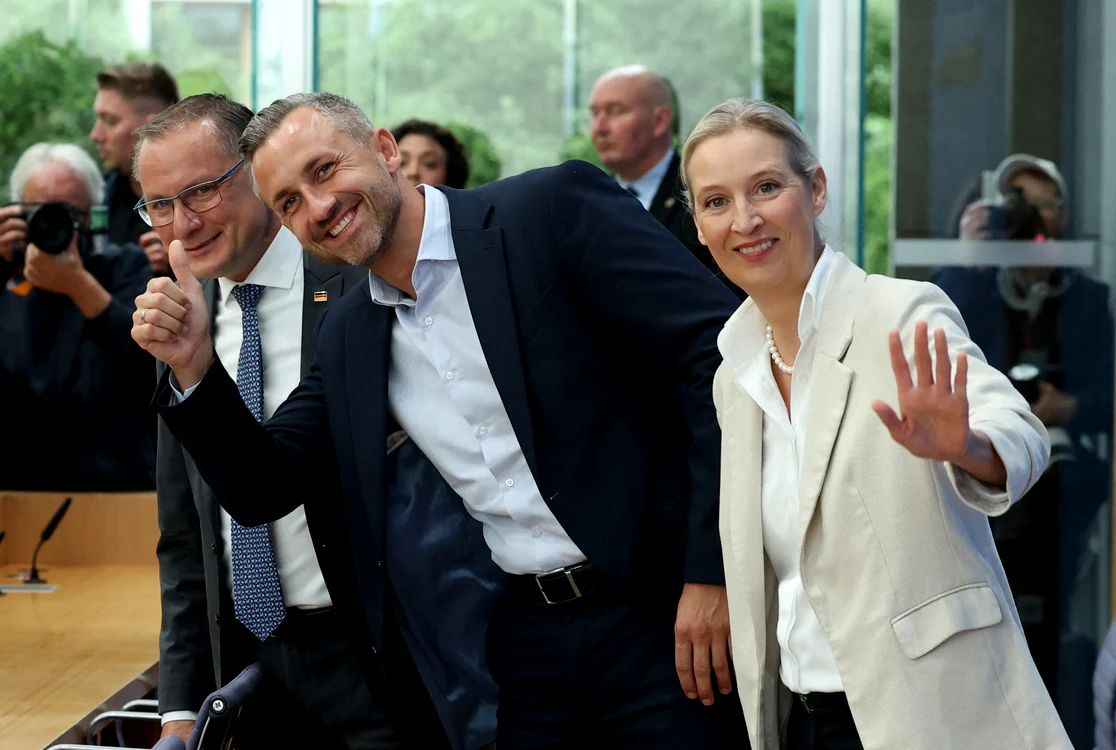 Ulrich Siegmund, candidatul AfD, încadrat de copreședinții Alice Weidel și Tino Chrupalla