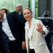 Ulrich Siegmund, candidatul principal al AfD, încadrat de copreședinții Alice Weidel (D) și Tino Chrupalla (S)