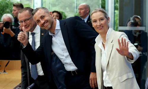 Ulrich Siegmund, candidatul principal al AfD, încadrat de copreședinții Alice Weidel (D) și Tino Chrupalla (S)