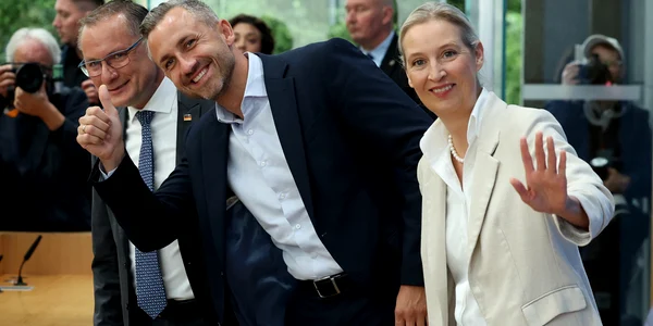 Ulrich Siegmund, candidatul principal al AfD, încadrat de copreședinții Alice Weidel (D) și Tino Chrupalla (S)