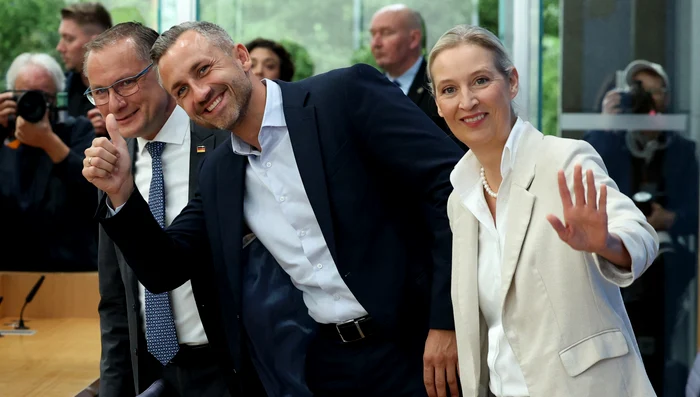 Ulrich Siegmund, candidatul principal al AfD, încadrat de copreședinții Alice Weidel (D) și Tino Chrupalla (S)