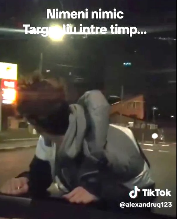 Tânărul aflat pe capotă a fost plimbat sute de metri Foto: Tik Tok