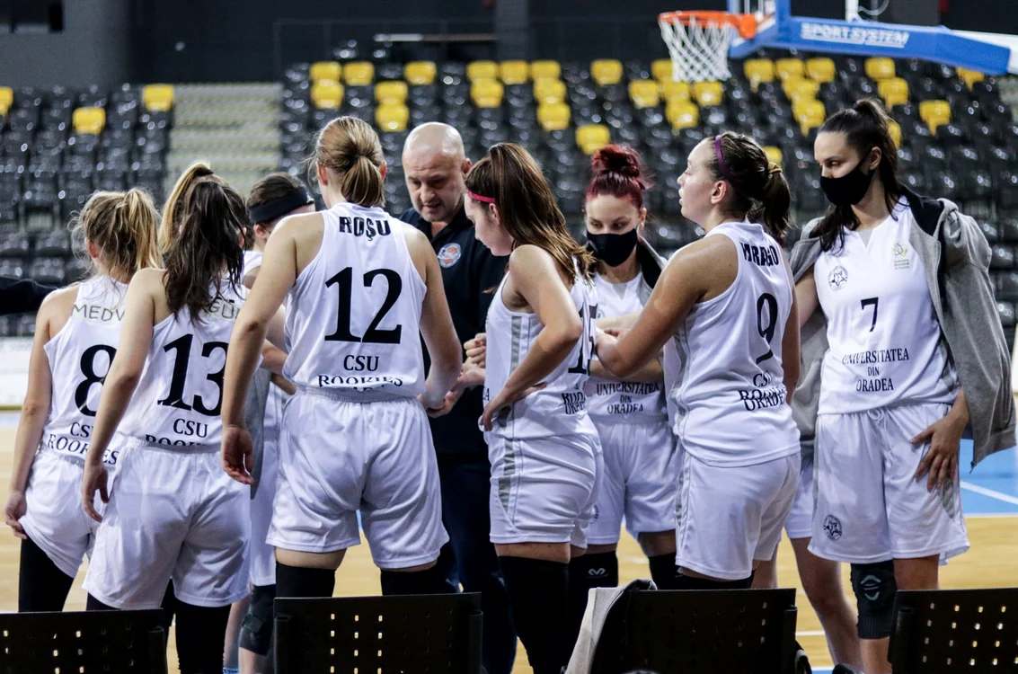
    Jucătoarele de la Rookies Oradea au înscris doar 14 puncte într-un meciFOTO: Facebook/ Sepsi-SIC  