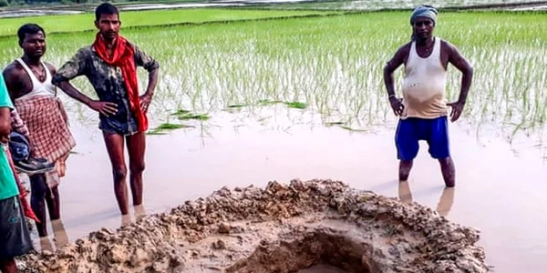 Un sătean din India ţină în mână un posibil meteorit