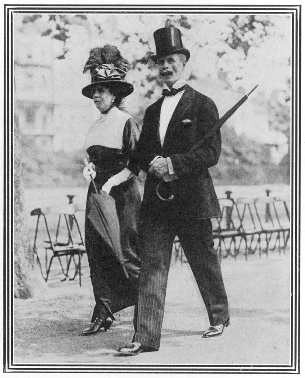 Alice Keppel (1869 1947), faimoasa amantă a regelui Edward al VII lea, în imagine plimbându se prin Hyde Park cu soțul ei, George Keppel, în 1913, Profimedia 0116715781 jpg