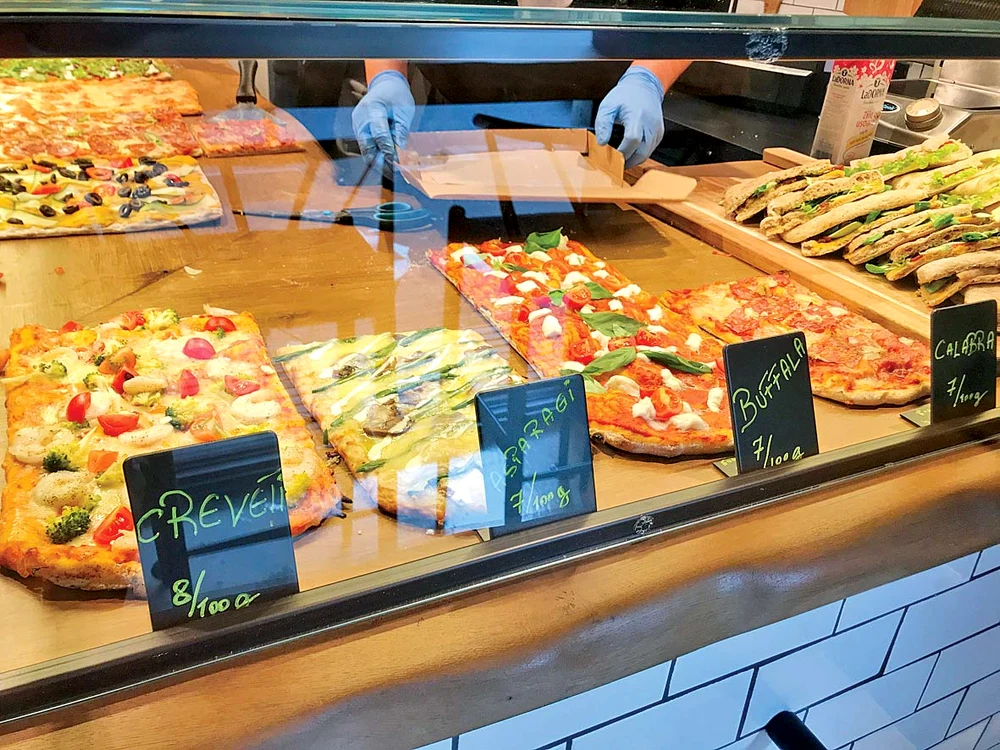 Pizza se vinde la felie, iar preţul pentru o sută de grame variază între 7 şi 12 lei