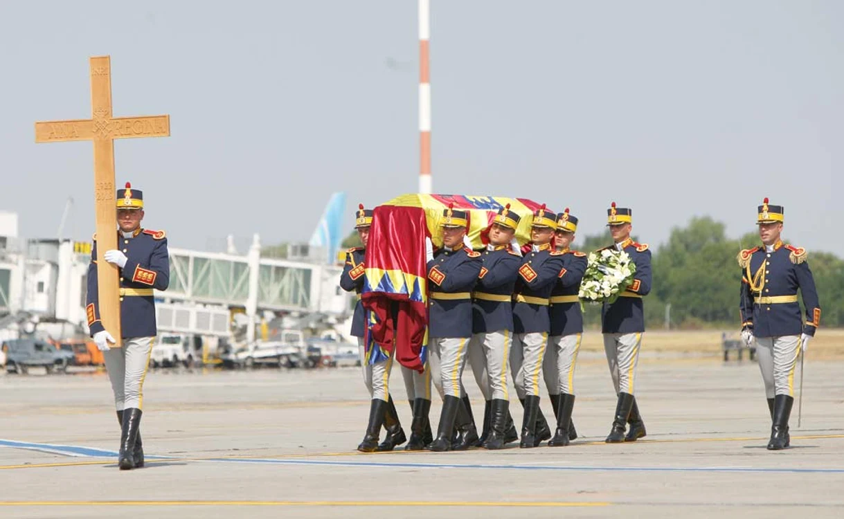 
    Sicriul cu trupul neînsufleţit al Majestăţii Sale a fost adus ieri în ţară  şi dus la Castelul Peleş din Sinaia, unde va rămâne până în această searăFoto: David Muntean  