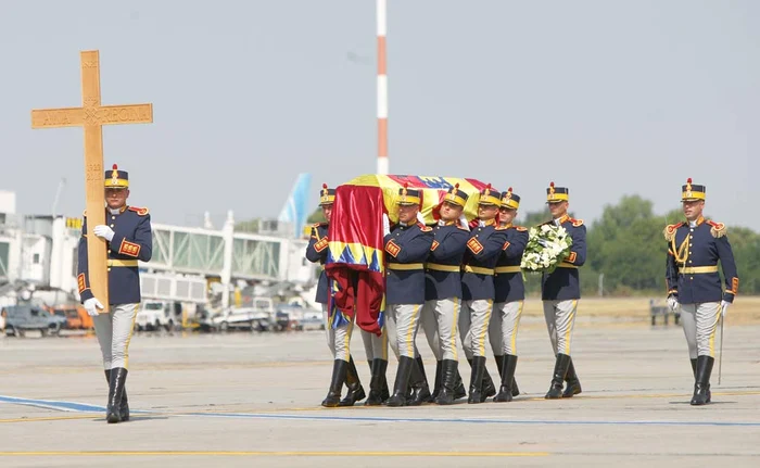 
    Sicriul cu trupul neînsufleţit al Majestăţii Sale a fost adus ieri în ţară  şi dus la Castelul Peleş din Sinaia, unde va rămâne până în această searăFoto: David Muntean  