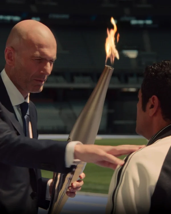 Zinedine Zidane, purtător al flăcării olimpice. Foto X