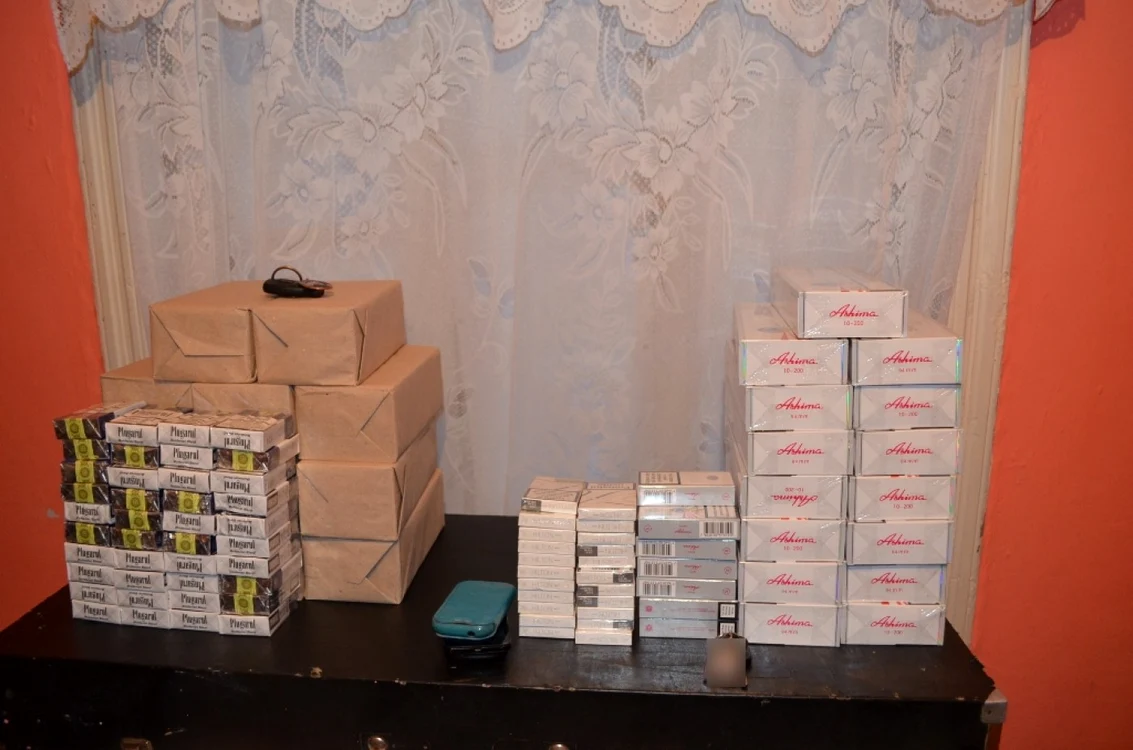 O parte din ţigările de  contrabandă descoperite de poliţişti în timpul percheziţiilor FOTO S.T.P.F. Galaţi