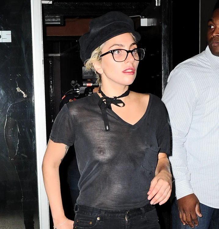 Lady Gaga a fost surprinsă ieșind dintr-un studio de înregistrări