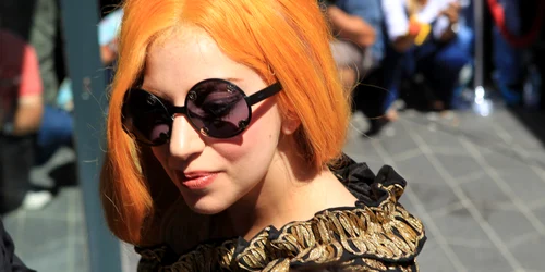 Lady Gaga a ajuns la hotelul de pe Calvea Victoriei, unde era aşteptată de o armată de jurnalişti