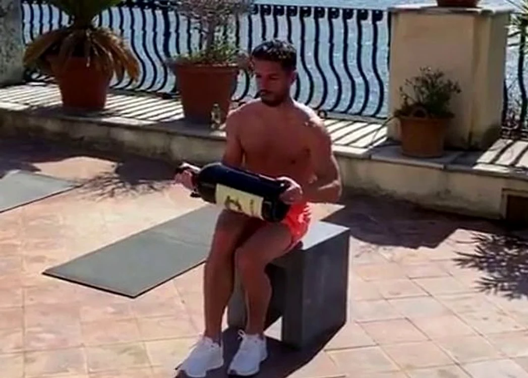 Dries Mertens s-a antrenat cu sticla de vin 