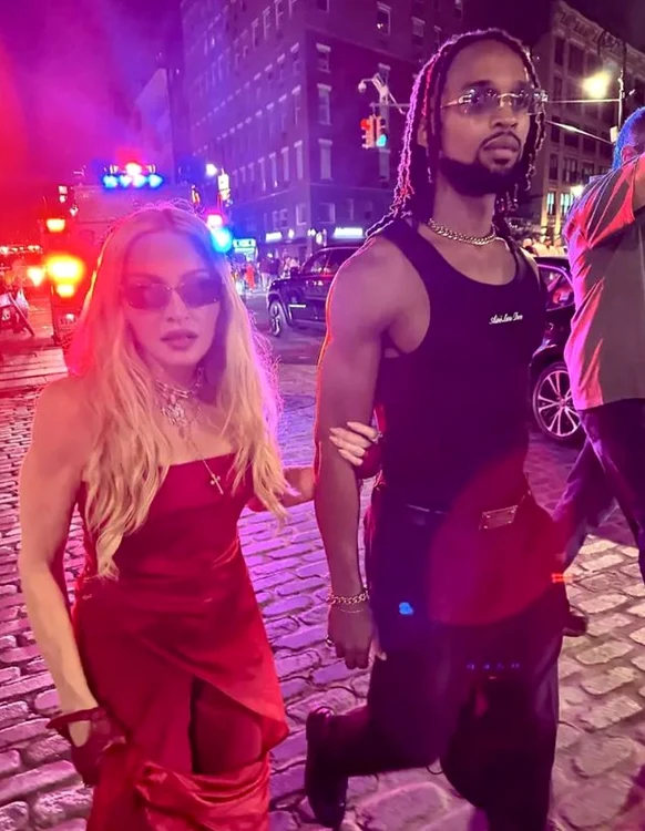 Madonna, alături de un bărbat mai tânăr, pe stradă