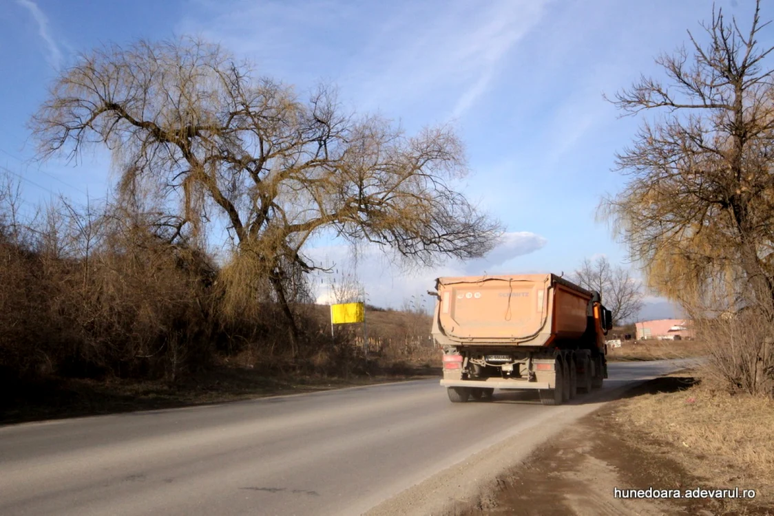 Un tronson al drumului judeţean va intra în modernizare. FOTO: Daniel Guţă. ADEVĂRUL.