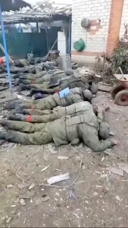 Militarii ruși care se predaseră ori care simulau predarea. Foto: Nexta TV via Twitter