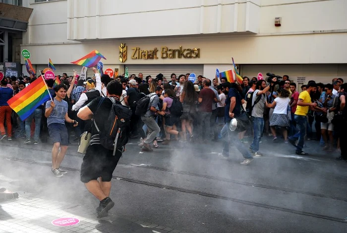 
    Protestatarii au fost atacaţi de poliţia din Istanbul, în ciuda faptului că erau paşniciFoto: AFP  