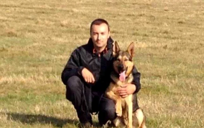Câinele Picasu, alături de instructor