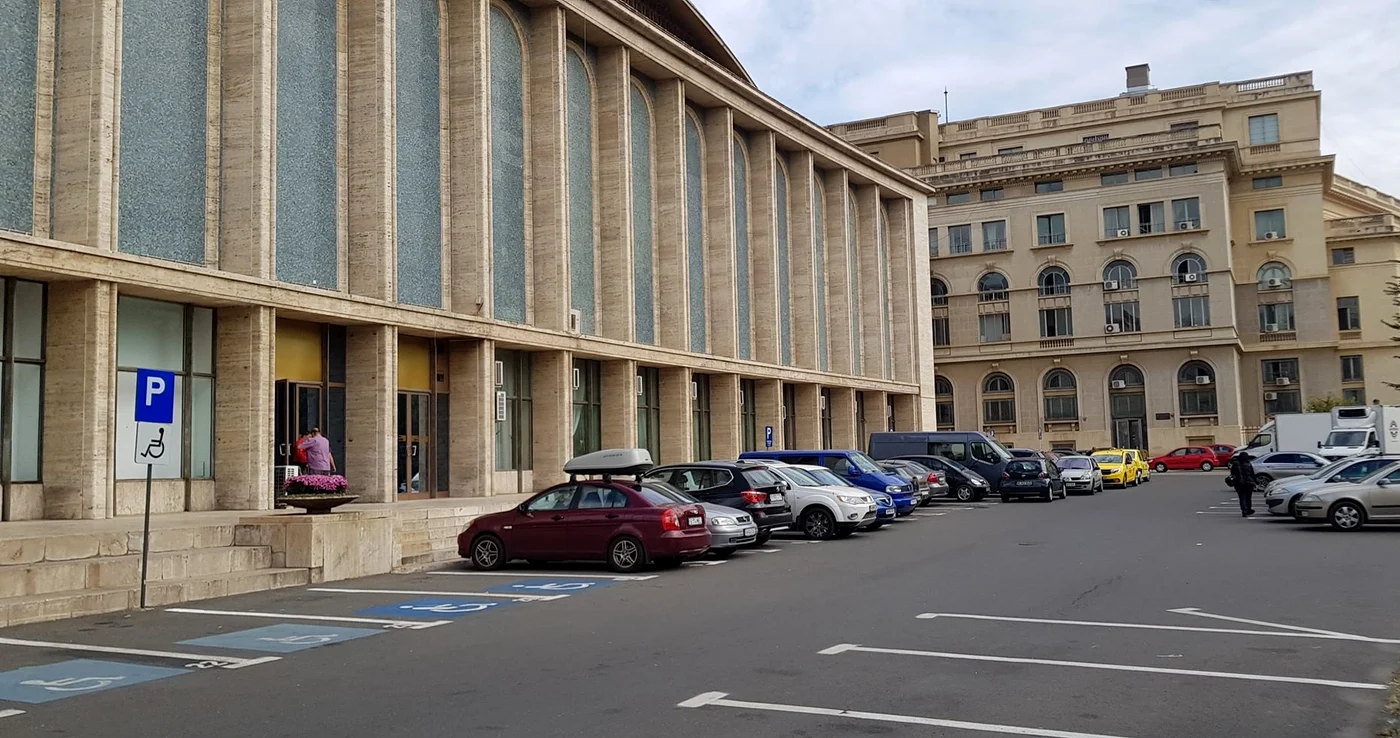 
    Zona din partea laterală dreaptă a actualei Săli a Palatului ocupă, cu aproximație, locul unde a existat „Casa Mică”, reședința privată a doi regi ai RomânieiFoto: Gabriel Peneș  