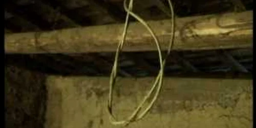S-a spânzurat în podul casei