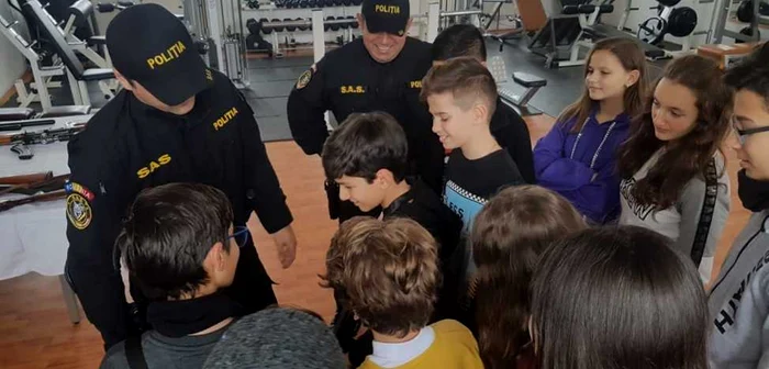 Copiii, alături de poliţişti