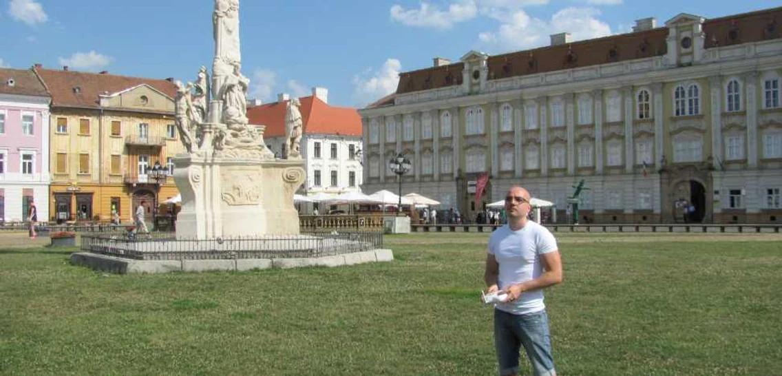Valentin Vâlcu înalţă drona în Piaţa Unirii Foto