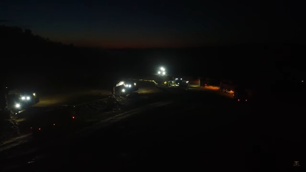 Demonstrație neașteptată de forţe noaptea, pe șantierul unei autostrăzi în România. „Ăștia pulverizează dealul” VIDEO