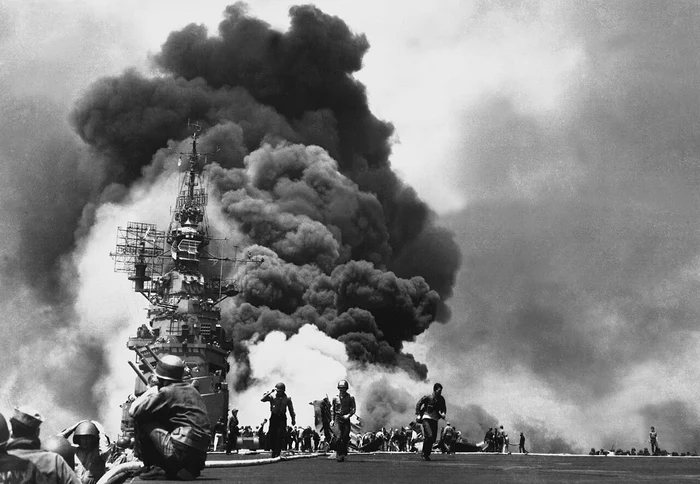 Vasul American USS Bunker Hill, lovit de două atacuri kamikaze (© Wikimedia Commons)