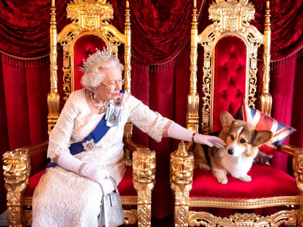 Regina Elisabeta a II-a a Marii Britanii adoră câinii Corgi. Foto: Profimedia