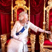 Regina Elisabeta a II-a a primit un nou căţeluş din rasa Corgi