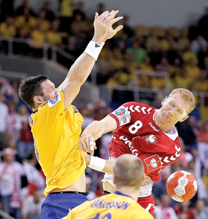 
    Bielecki poartă la fiecare meci  o pereche specială de ochelari  de protecţie, din plastic incasabil,  aprobaţi de Federaţia  Internaţională de Handbal  