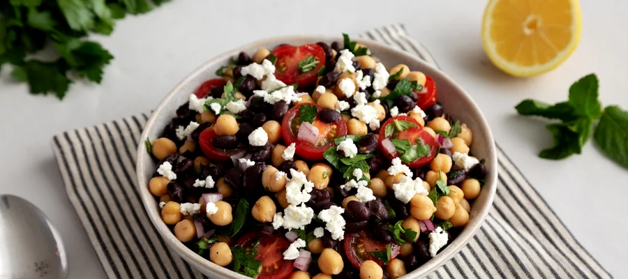 Salata de fasole Sursa foto shutterstock 2462863703 jpg