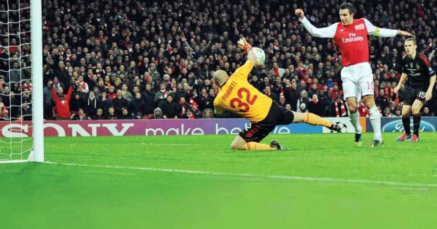 Momentul în care Van  Persie este blocat in extremis de Abbiati   