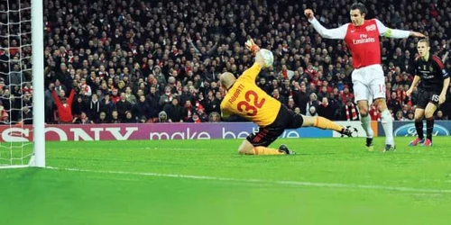 Momentul în care Van Persie este blocat in extremis de Abbiati