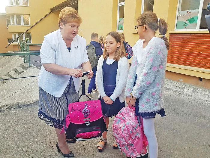 Inspectorul general Gabriela Mihai a cântărit ghiozdanele micilor elevi
