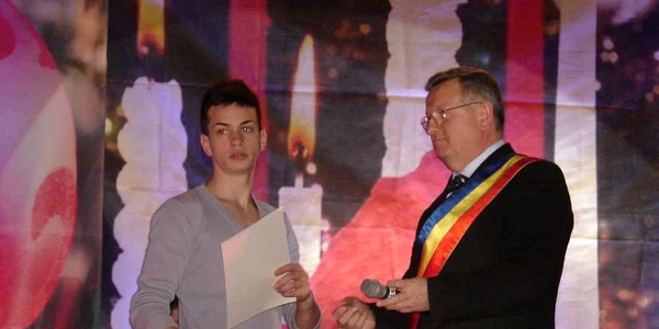 Primarul Ovidiu Creţu a oferit premii celor care a au obţinut performanţe în 2011