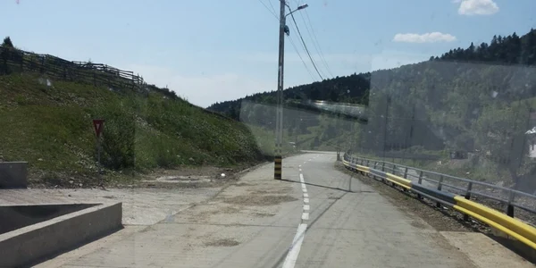 Stalp pe mijlocul drumului