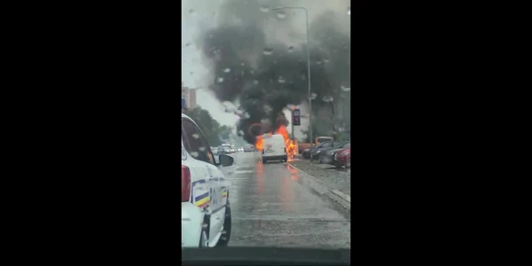 Maşină cuprinsă de flăcări pe un bulevard din municipiul Constanţa