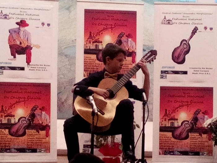 În imagine este Alexandru Mare, unul dintre tinerii chitarişti din Cluj care va participa la festival FOTO arhivă personală