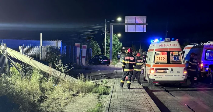 Mașina condusă de un tânăr de 19 ani a intrat într-un stâlp. FOTO: martor