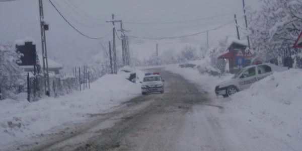 Poliţiştii patrulează pe drumurile naţionale şi judeţene pentru a depista zonele “problemă”. 