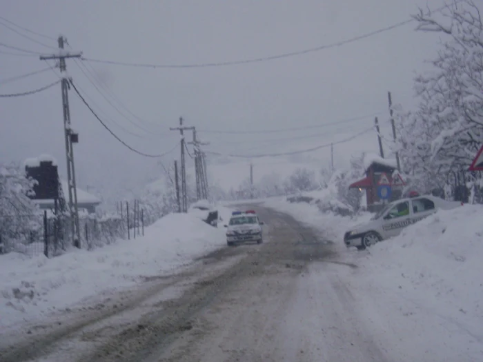 Poliţiştii patrulează pe drumurile naţionale şi judeţene pentru a depista zonele “problemă”.