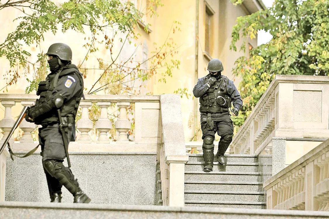 Poliţiştii au descins  ieri la mai multe adrese  în cazul traficanţilor  de carne vie