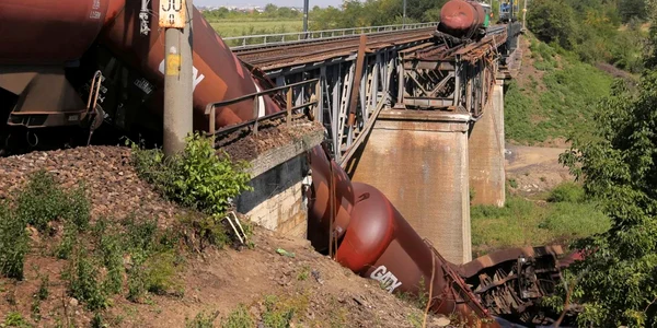 Accidentul feroviar din 2018 a avariat grav viaductul Cârcea FOTO ISU Dolj