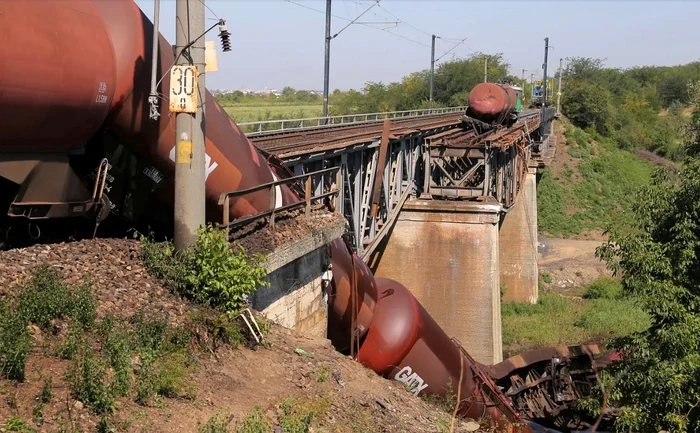 Accidentul feroviar din 2018 a avariat grav viaductul Cârcea FOTO ISU Dolj