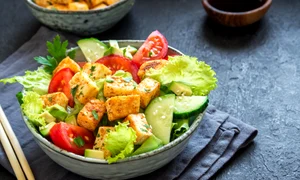 Salata cu tofu  Sursa foto shutterstock 672289048 jpg