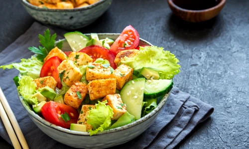 Salata cu tofu  Sursa foto shutterstock 672289048 jpg