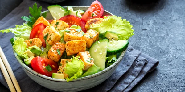 Salata cu tofu  Sursa foto shutterstock 672289048 jpg