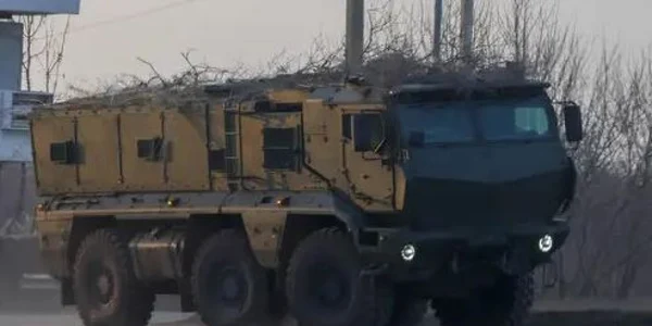 Vehicul militar rus cu paie pe el FOTO Captură video